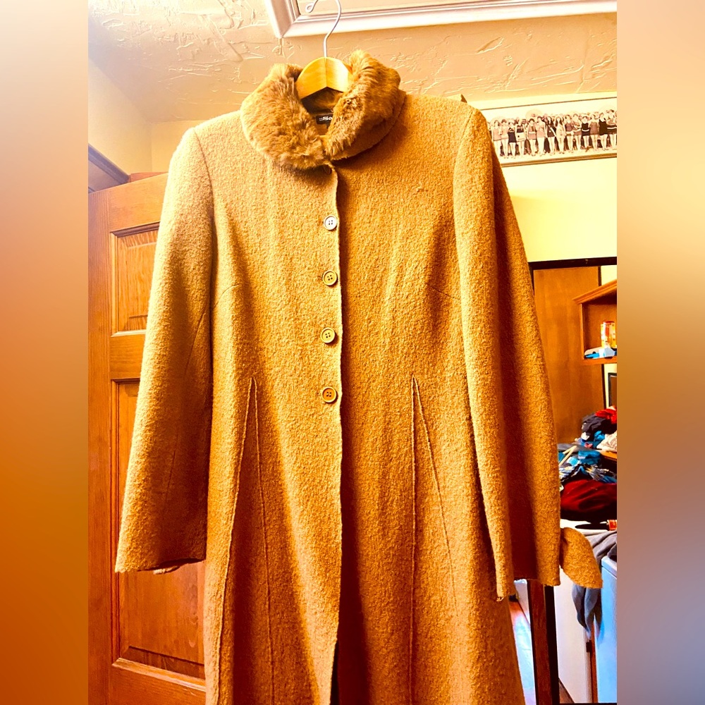 100 percent wool coat brown tan color with faux fur collar. Size M